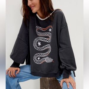 NWOT GRAPHIC CAMDEN SNAKE COMBO